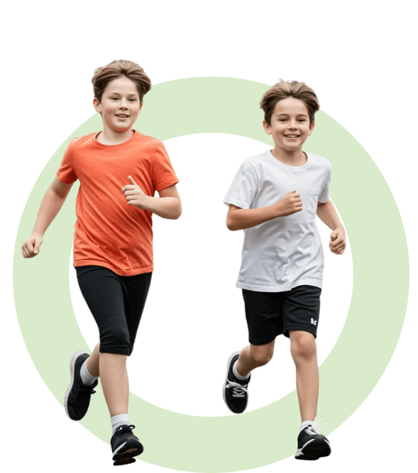 deux jeunes enfant qui courent