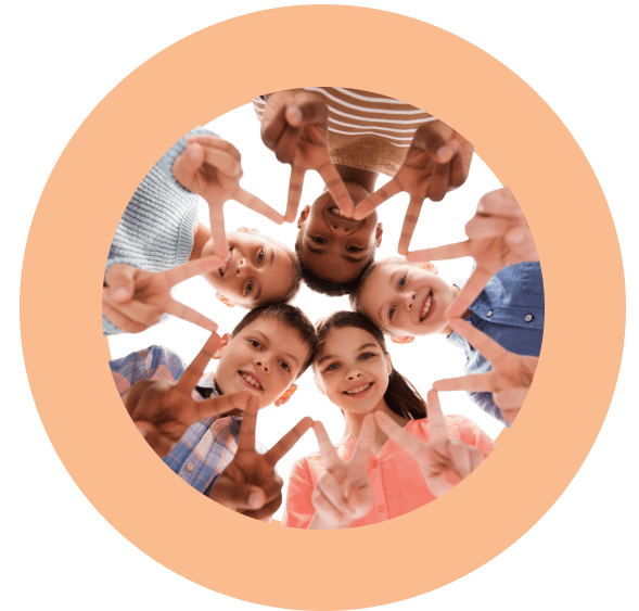 Une femme médecin souriante en blouse blanche avec un stéthoscope, posant son bras sur l'épaule d'une jeune fille également souriante