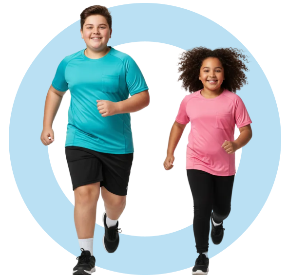 deux jeunes enfants en train de courir