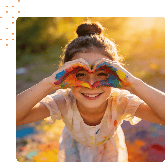 jeune fille avec un sourire faisant un coeur avec les mains