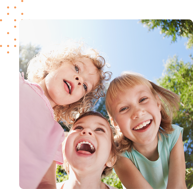 groupe d'enfants avec le sourire